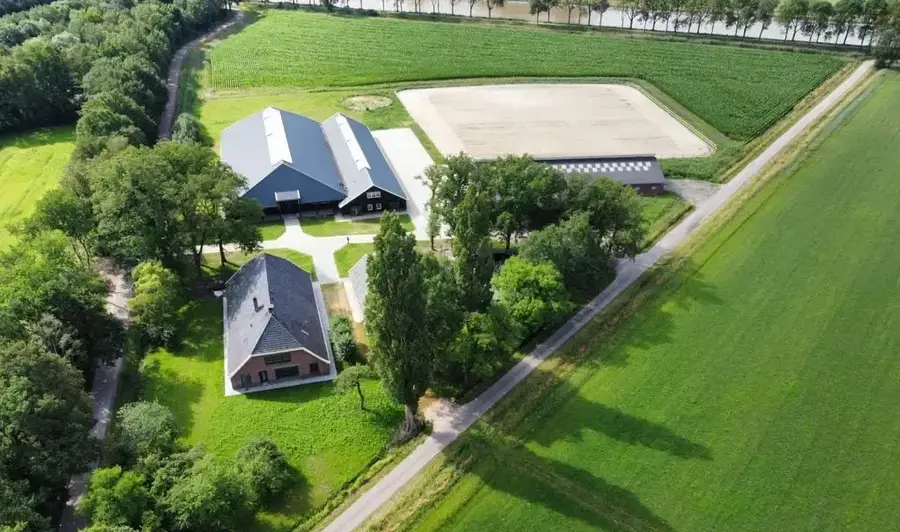 Een drone foto van de stal van Paard Zoekt Baas.