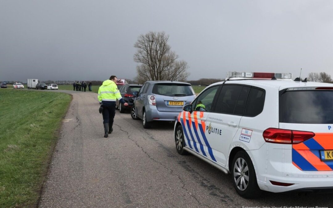 Het verwaarloosde paard in een achteraf schuurtje